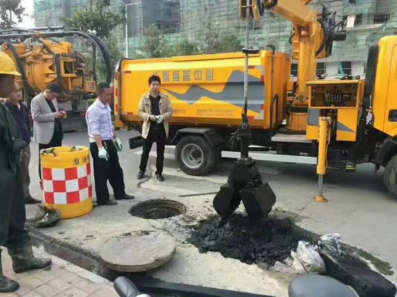 蓝山街道：网格员化身“清道夫”，为民解忧疏通“堵心”化粪池