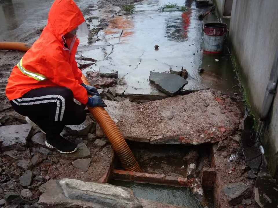 蓝山专业清理污水池 炜誉市政以规范流程守护城市 “肠道”